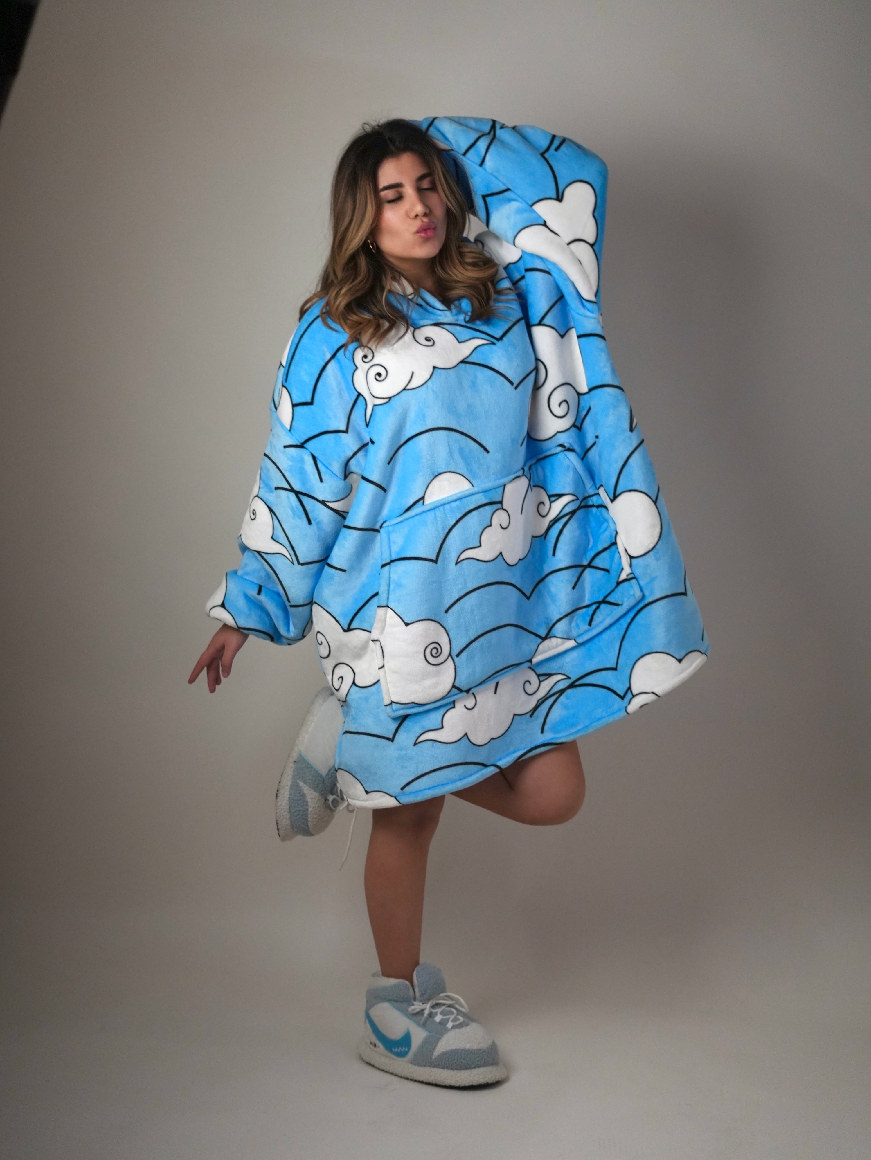 Cozy Clouds ☁️ – Oversized Hoodie Blanket