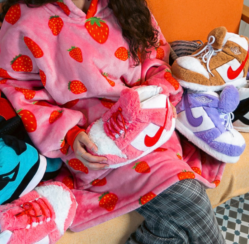 Cozy winter gift set featuring matching sherpa-lined hoodie and plush fuzzy slippers – bundled loungewear set for men, women or teens, ideal for gifting and staying warm at home in Lebanon